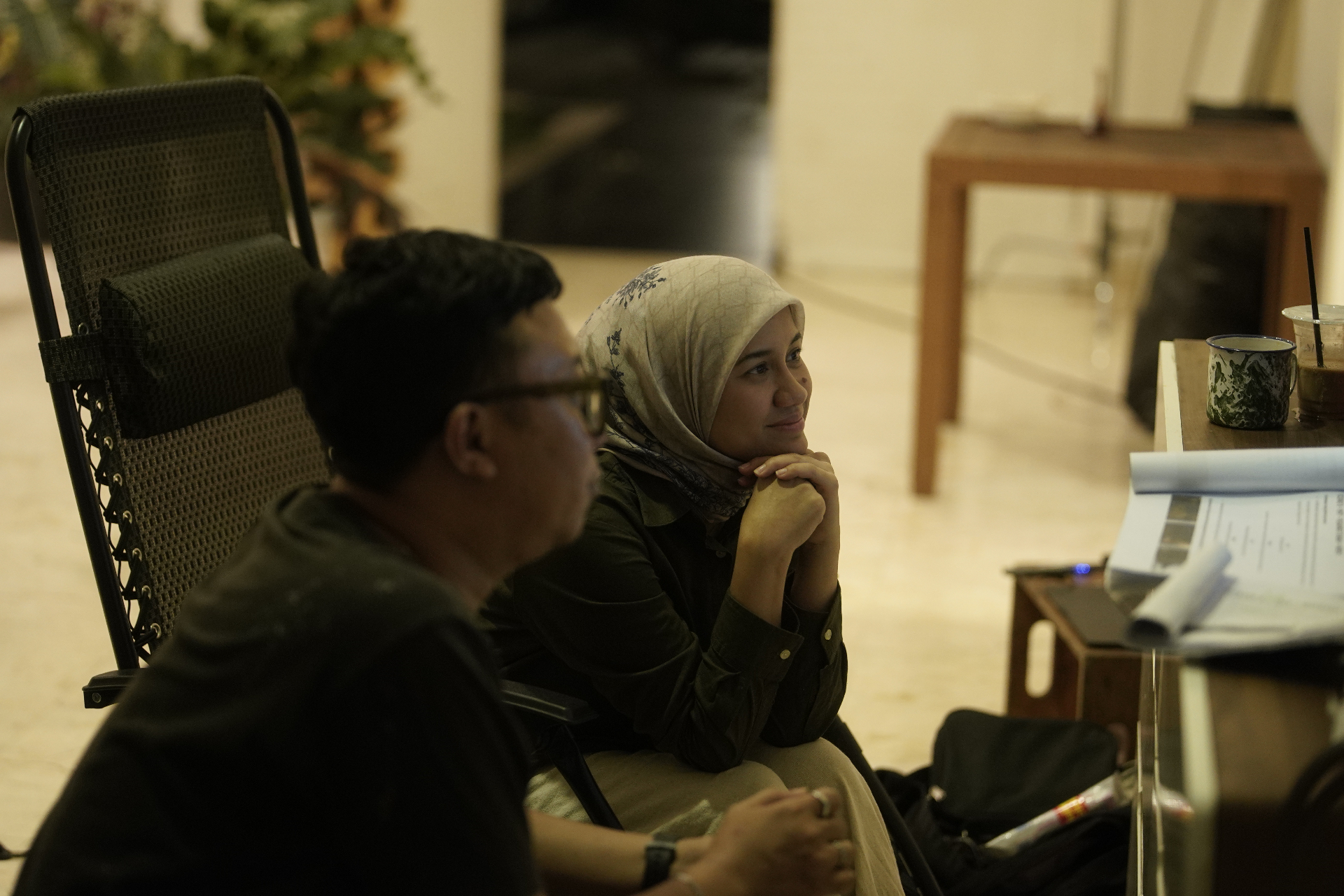 Mila Jirin mendengar semasa sesi rakaman