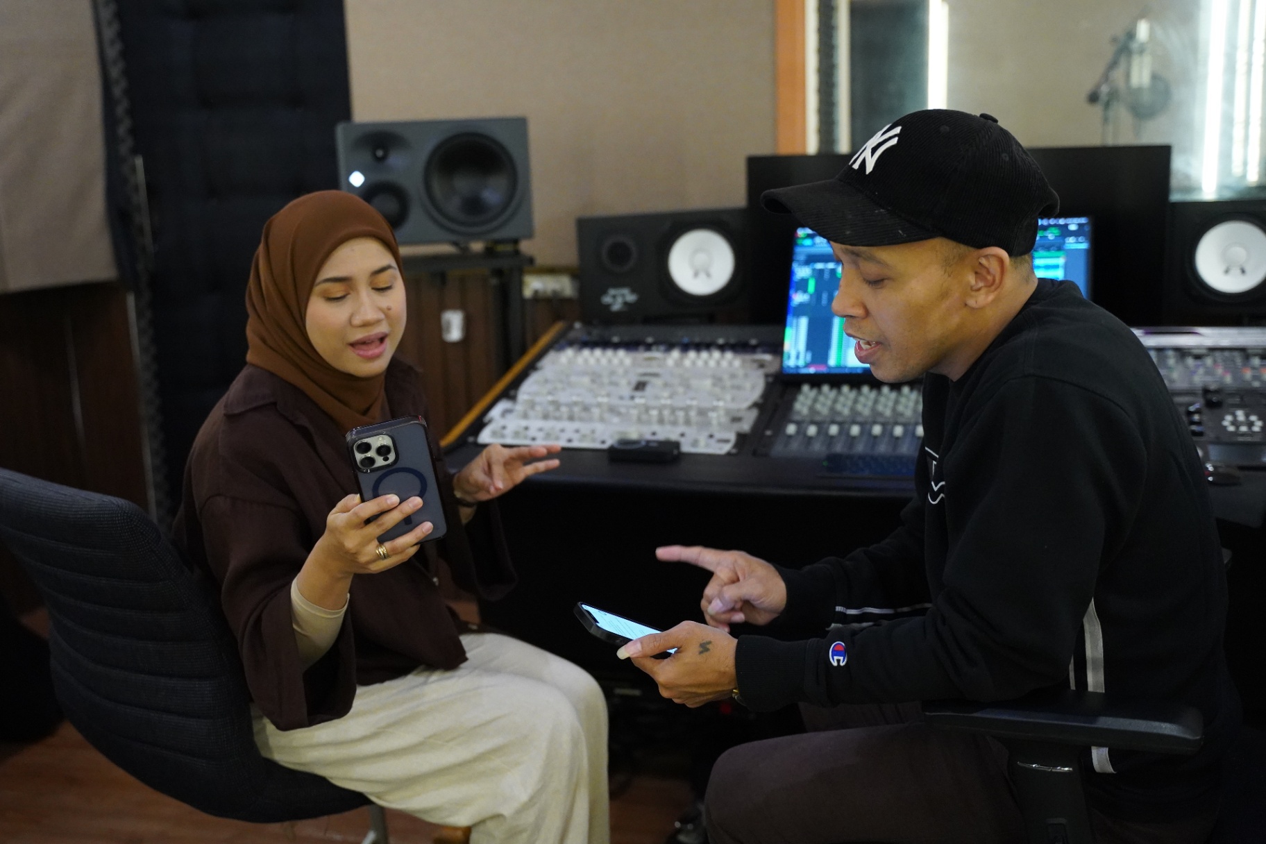 Mila Jirin berbincang dengan penerbit muzik
