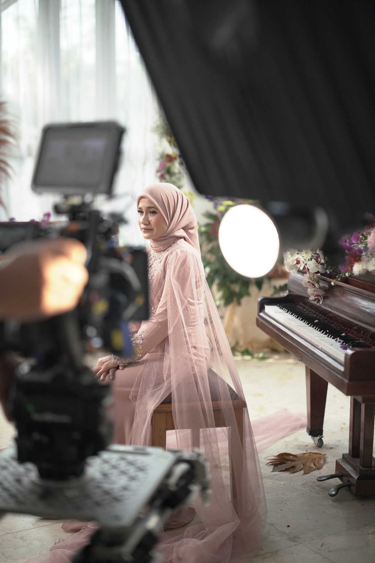 Mila Jirin — sesi penggambaran di sisi piano