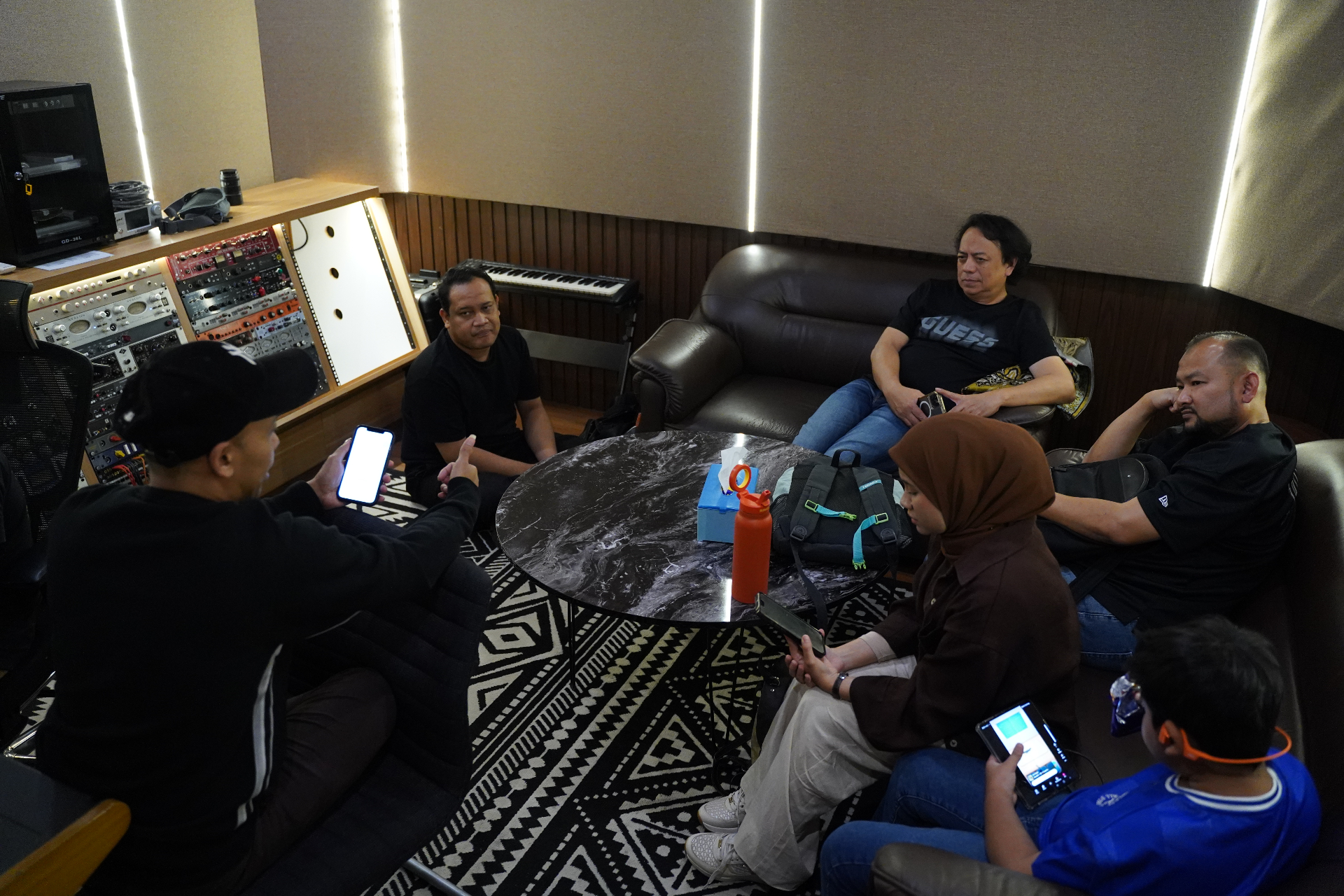 Perbincangan pasukan produksi di studio