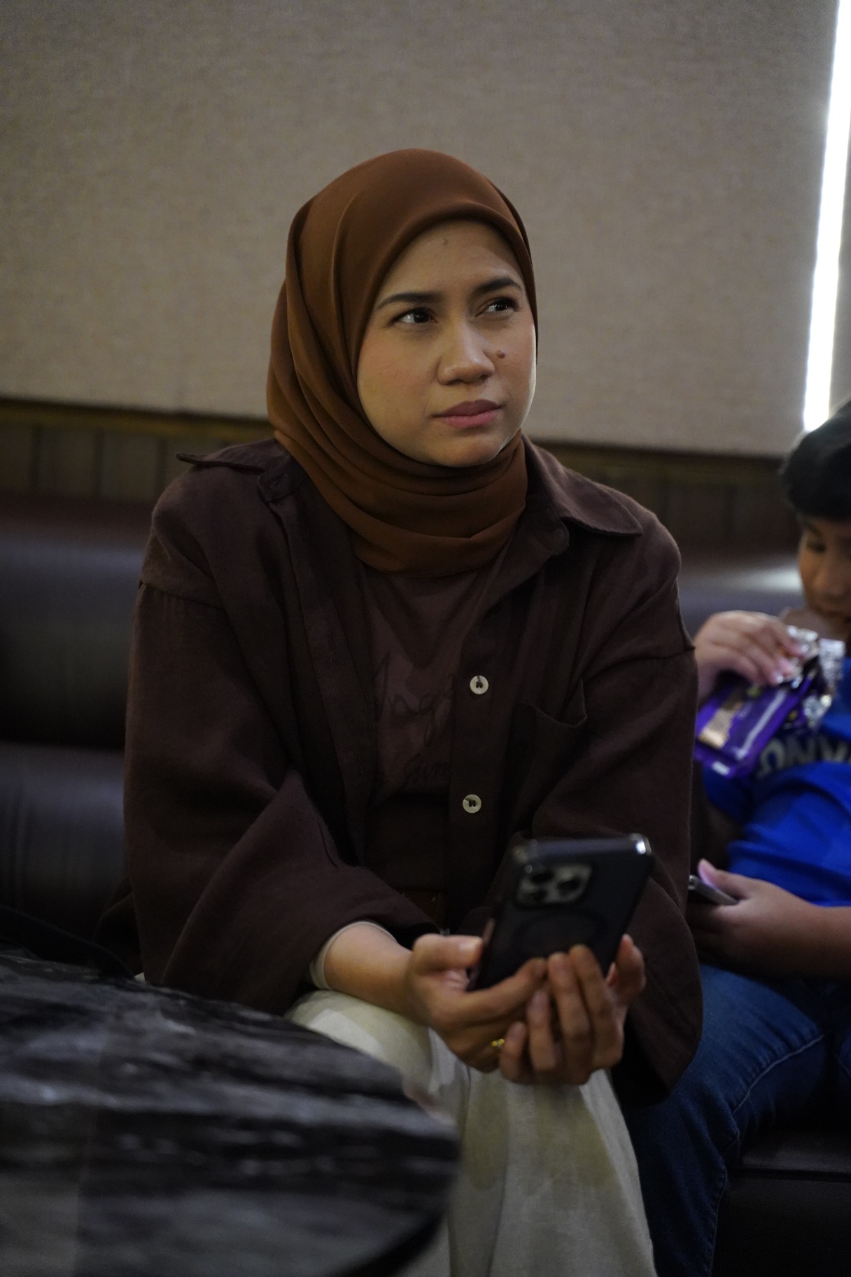 Momen tenang Mila Jirin di studio