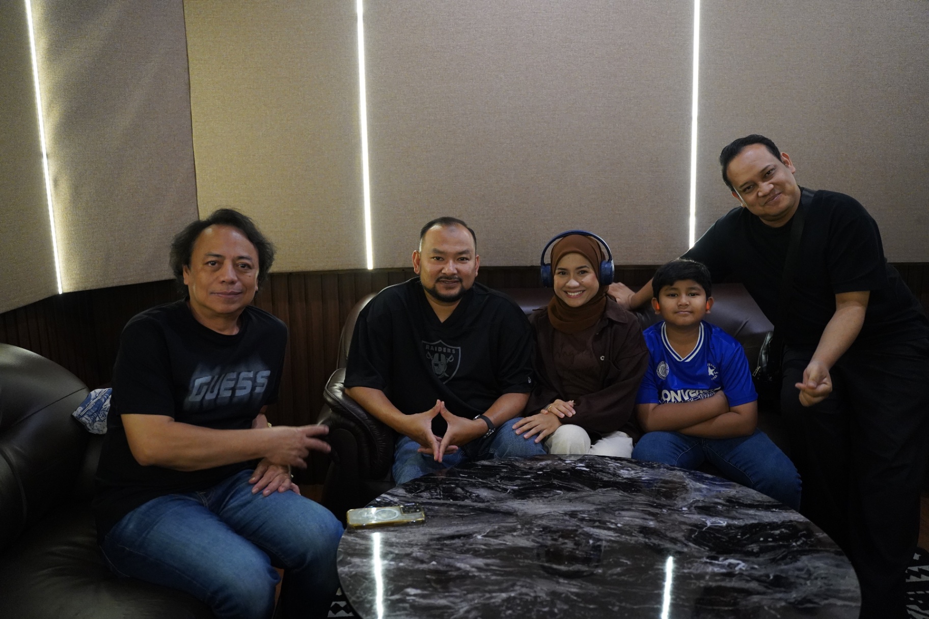 Potret bersama pasukan produksi