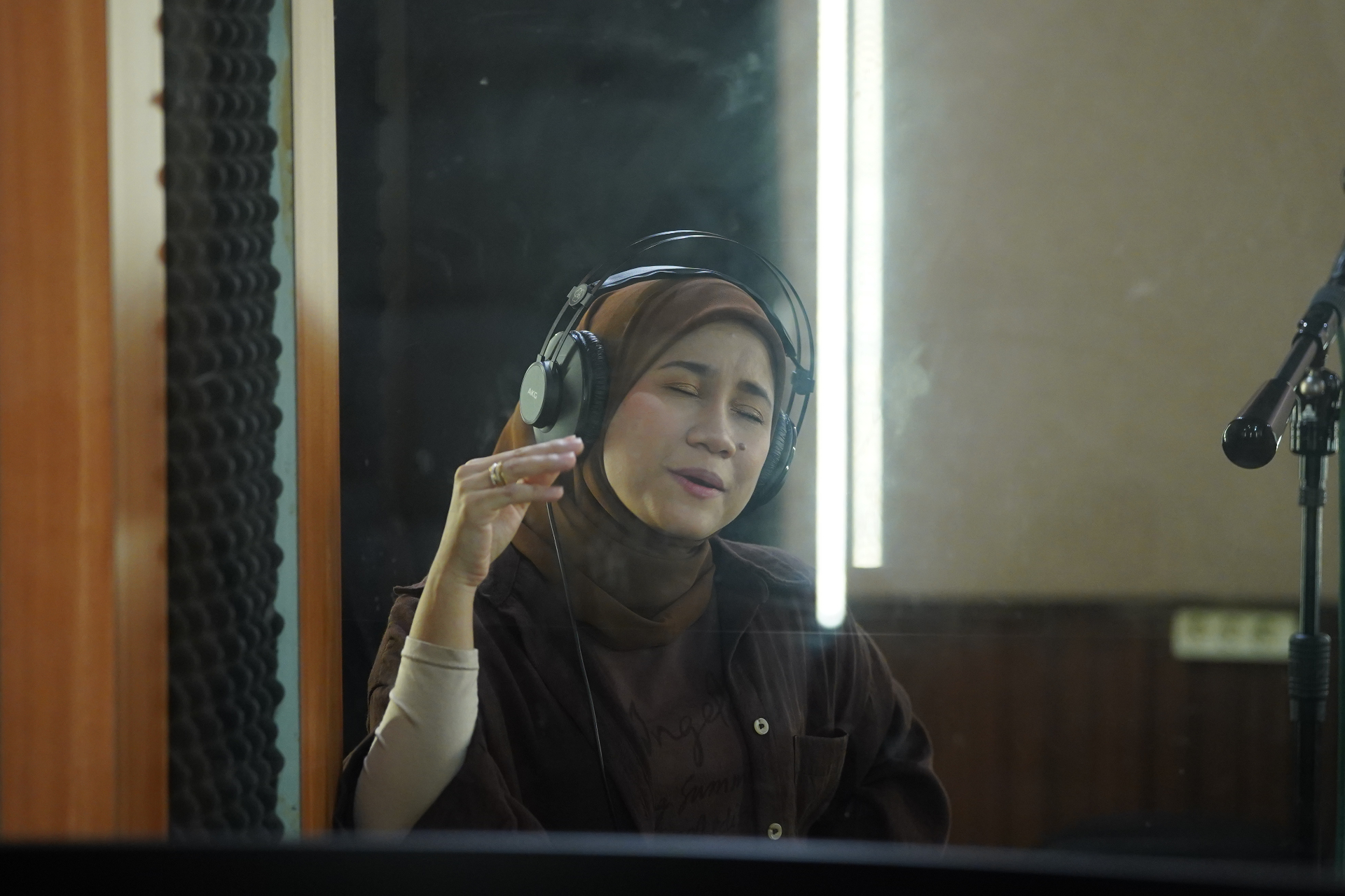 Mila Jirin — sesi rakaman vokal di studio